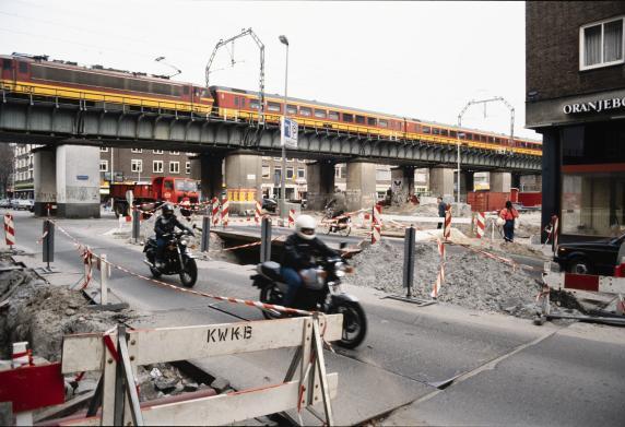 Een trein over het Luchtspoor bij de Meent in 1988