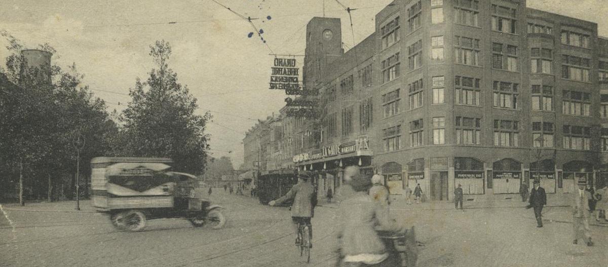 Pompenburgsingel bij het Grand Thtre. Rechts de Gedempte Karnemelkshaven, 1924