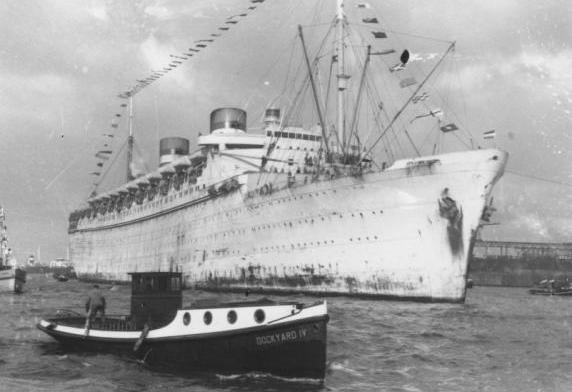 Het schip Nieuw Amsterdam vaart op de Nieuwe Maas.