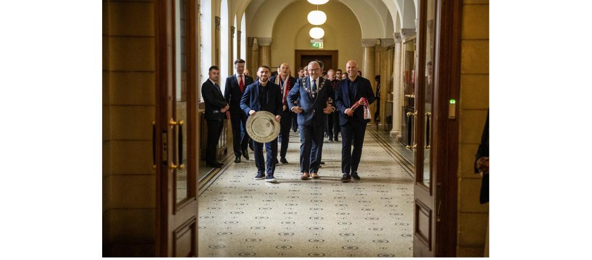 Burgemeester Aboutaleb in het stadhuis bij de huldiging van Feyenoord.