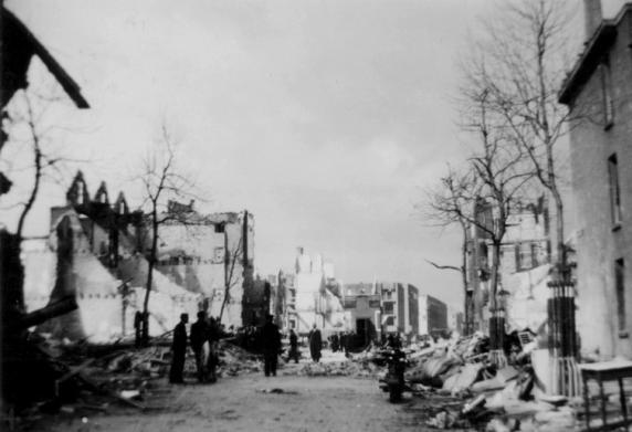 Gezicht in de Zeilmakersstraat met restanten van verwoeste panden.