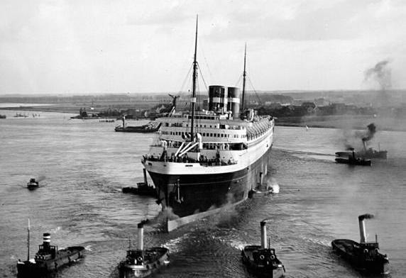 Foto van s.s.NieuwAmsterdam genomen vanuit grote hoogte