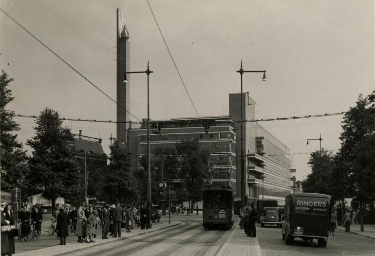 Warenhuis de Bijenkorf op de hoek met de Schiedamsesingel. 