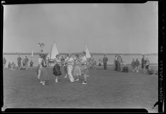 Op Koninginnedag dansen jongeren in het Kralingse Bos bij de Boszoom.