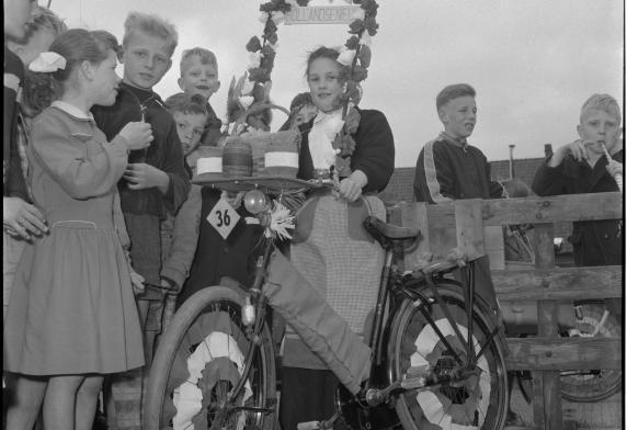 Meisje met versierde fiets ter gelegenheid van Koninginnedag