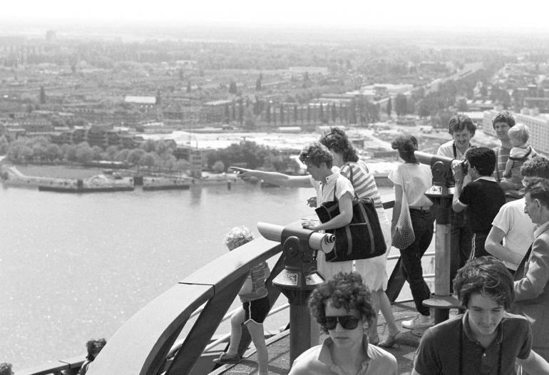 Uitzicht op de zuidelijke Maasoever vanaf de Euromast (1985)