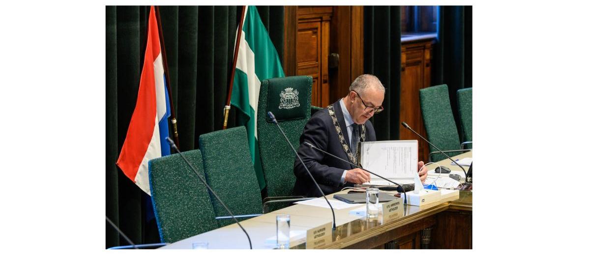 Burgemeester Aboutaleb tekent als voorzitter van de raad een raadsbesluit.