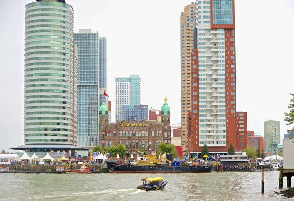 foto van moderne flats met op de voorgrond verschillende schepen.