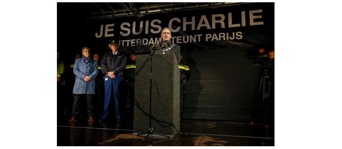 Burgemeester Aboutaleb houdt een toespraak tijdens een demonstratie op Plein 194