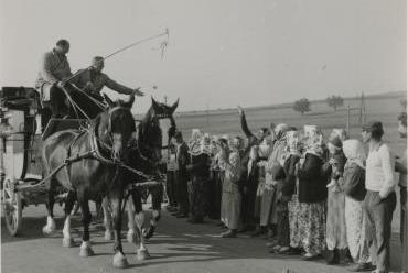 Dorpsbewoners bewoners begroeten de Floriadekoets.