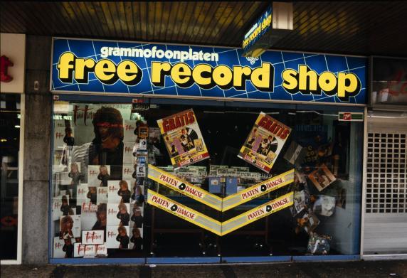 De etalage van platenzaak Free Recordshop op de Lijnbaan in 1986