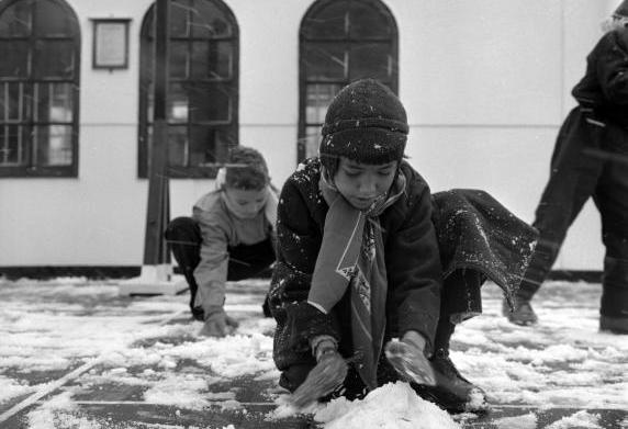 Gerepatrieerde kinderen uit Indonesie maken kennis met sneeuw.