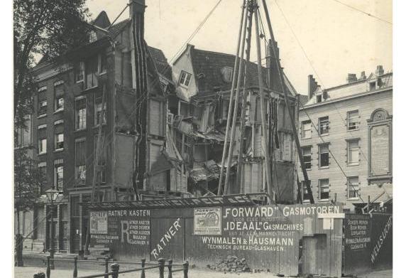 Ingestort huis als gevolg van het heien voor het Witte Huis.