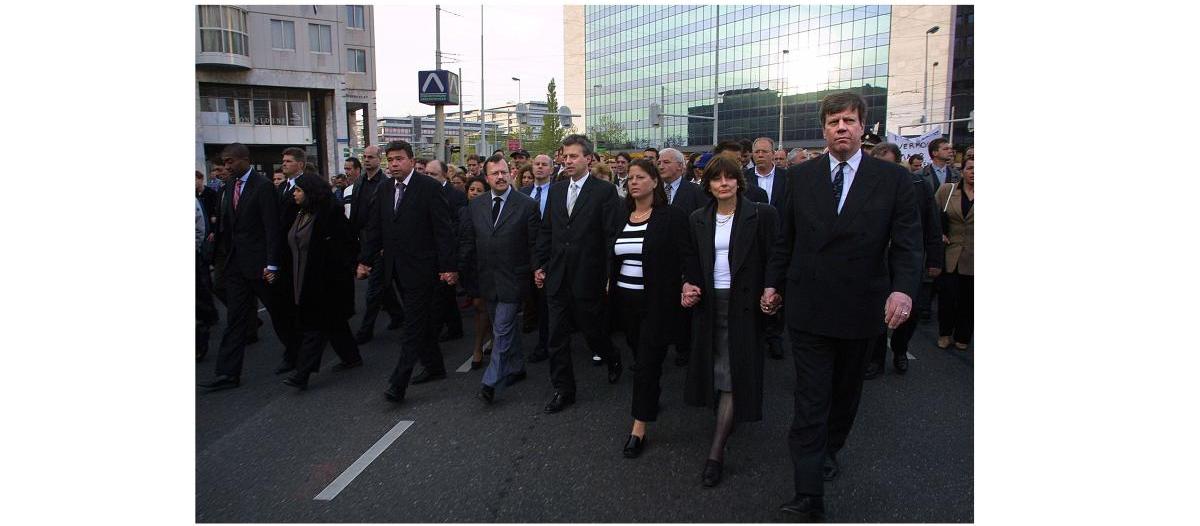 Opstelten tijdens de stille tocht naar aanleiding van de moord op Fortuyn.