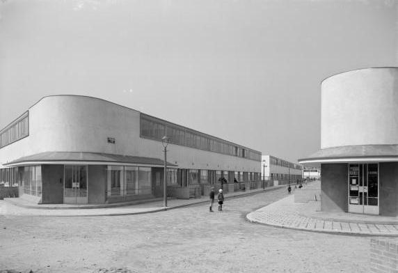 zijaanzicht van gebouw Kiefhoek Sociale Woningbouw