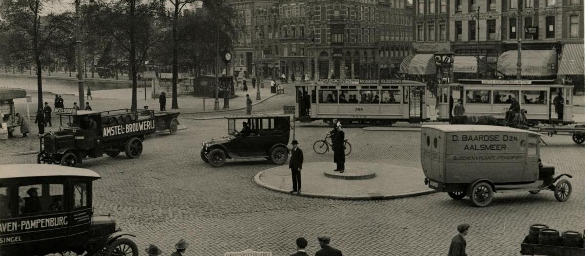 Gezicht op de Coolsingel, met links de Schiedamsesingel en rechts de Binnenweg, 