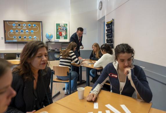 Presentatie van de Canon van Rotterdam op de Montessori Mavo