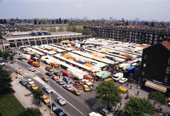 Bovenaanzicht op de mark bij het Grote Visserijplein.