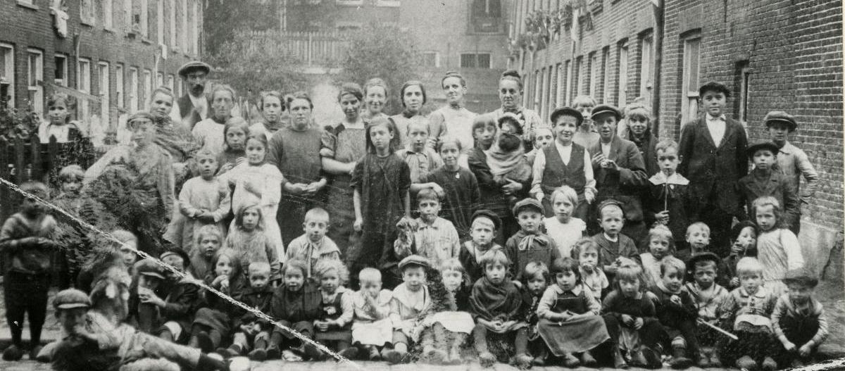 Groepsfoto van de bewoners van het hofje aan de Warmoezenierstraat. 