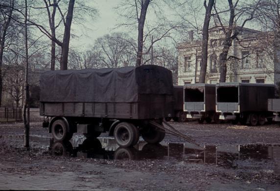 Duitse vrachtwagens op de Parklaan in 1940-1941