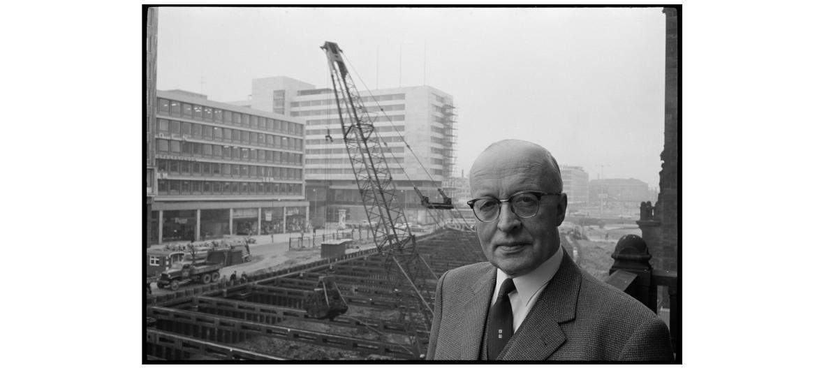 Burgemeester Van Walsum op het balkon van het stadhuis.