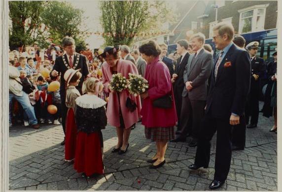 Koningin Beatrix wordt door burgemeester Bram Peper ontvangen in Overschie.