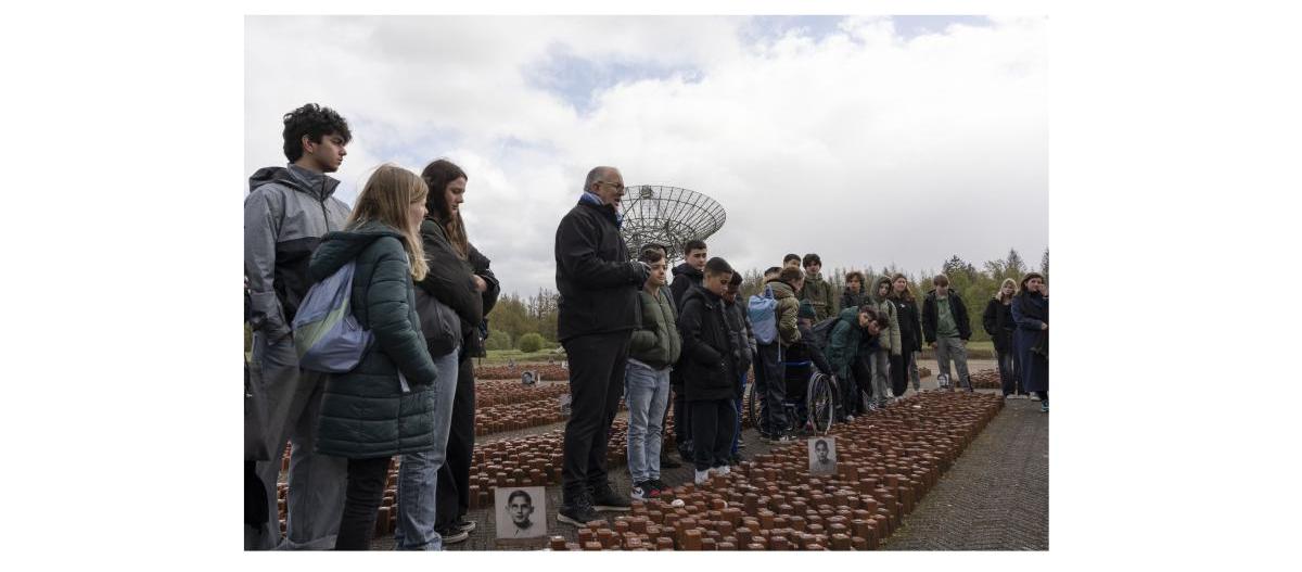 Aboutaleb en leerlingen brengen een bezoek aan herinneringscentrum Westerbork  