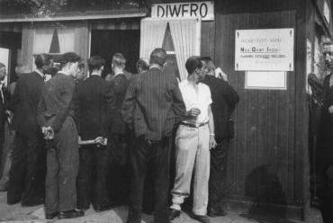 Vrijwilligers melden zich bij het aanmeldingsbureau voor Nederlands Oost-Indië.