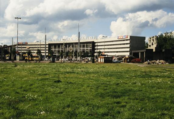 Grasveld voor het Centraal Station, gezien vanaf het Weena.