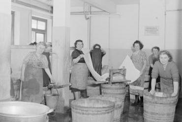 Justus van Effencomplex wassende vrouwen grote kuipen