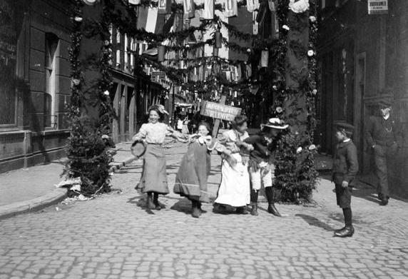 Viering van het Koninginnefeest in de Peperstraat, een zijstraat van de Coolvest