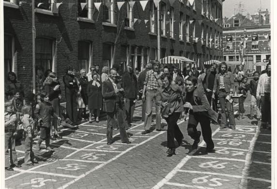 Spelletjes op straat in Kralingen. 