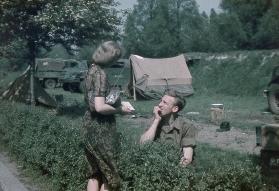 Vrouw in gesprek met Canadese militair.