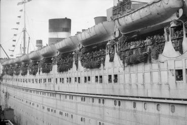 Evacués uit Nederlands-Indië op de Nieuw Amsterdam.