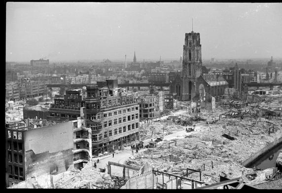 Puin met op de achtergrond de Laurenskerk