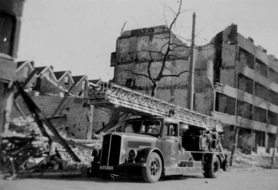 Gezicht op de door het geallieerde bombardement getrofffen Mathenesserweg.