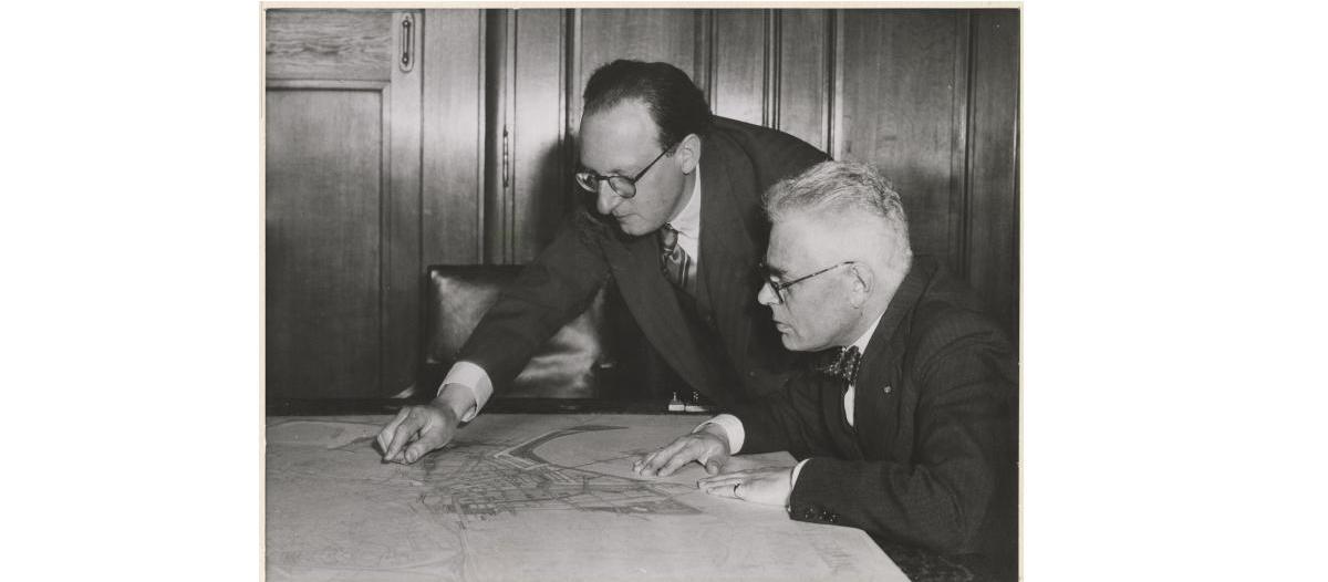 Ingenieur Witteveen geeft Oud een toelichting op de wederopbouwplannen.