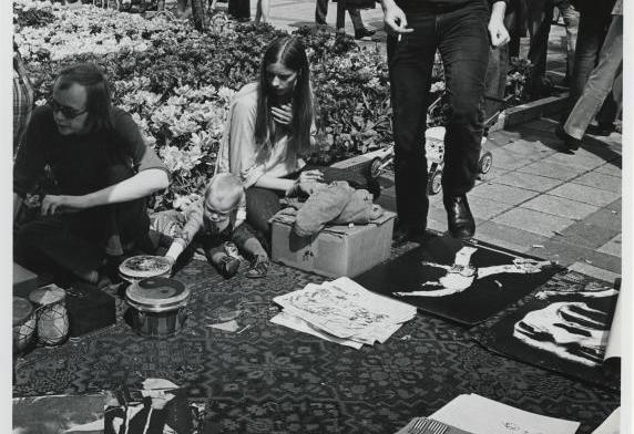 Rommelmarkt op de hoek van de Lijnbaan en het Stadhuisplein.