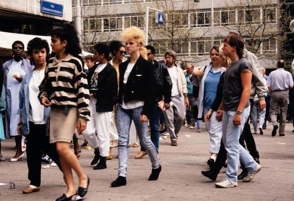 Mensen tijdens Koninginnedag 1987