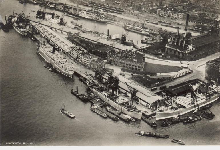 De loodsen en terreinen van de Rotterdamsche Lloyd aan de Lloydkade (1937)