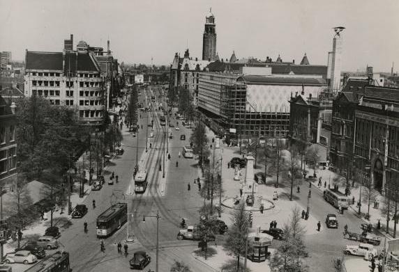 Gezicht op het Van Hogendorpsplein en de Coolsingel van grote hoogte.