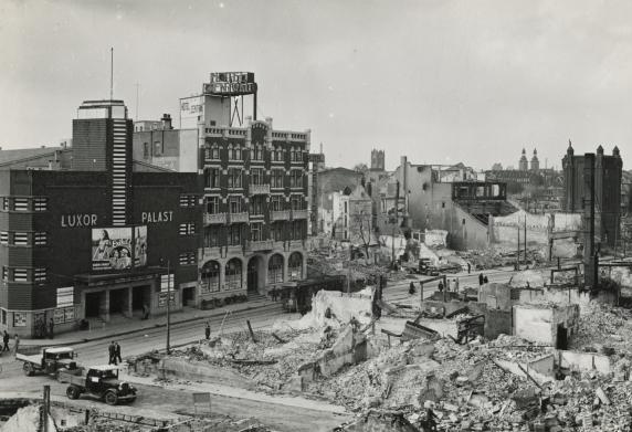 Luxor theater en bioscoop en hotel Central getroffen door het bombardement. 