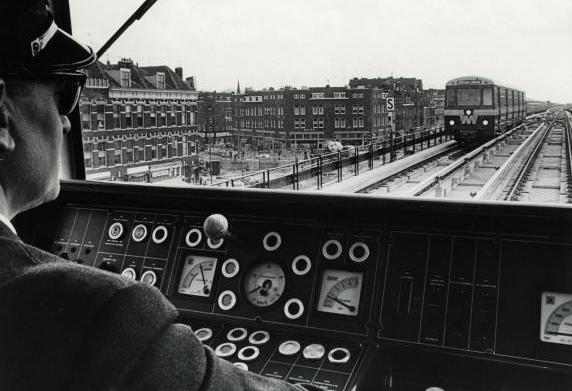 Foto van zicht vanuit een machinistruimte in de trein.