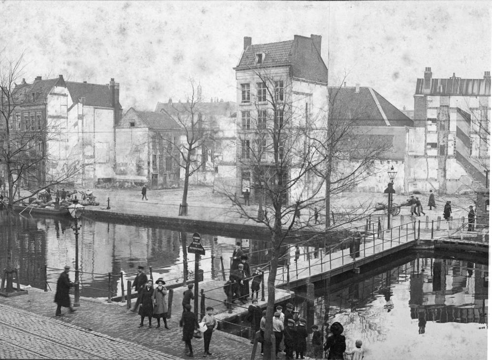 foto van de Coolvest met een brug en Wandelaars. Locatie van de Thalia is rechts