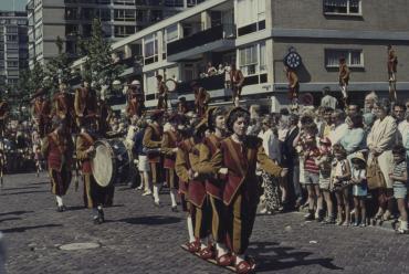 optocht steltlopers C60 Karel Doormanstraat