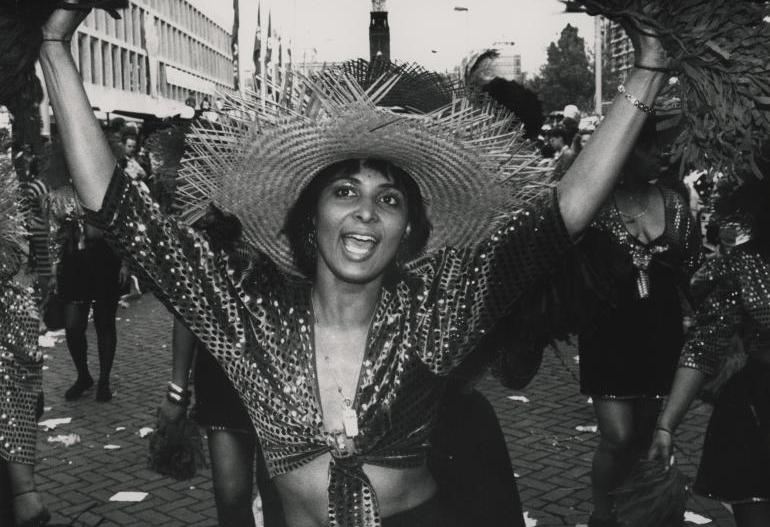 Zomercarnaval door het centrum van Rotterdam. 