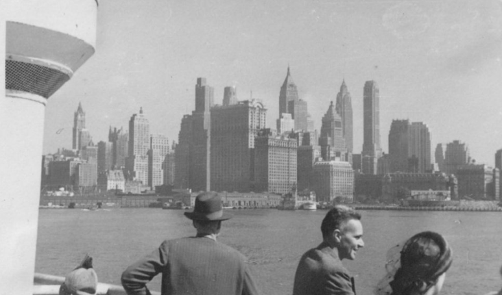 foto van passagiers uitkijkend op New York bij binnenkomst