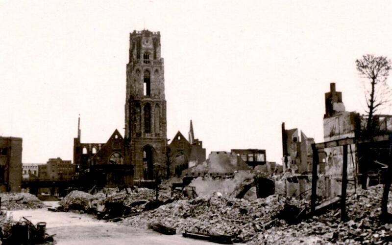 foto van vewoest Rotterdam met in het midden de Laurenskerk